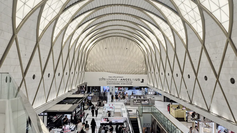 ロッテ免税店 明洞本店 — アーチ天井下の化粧品フロア