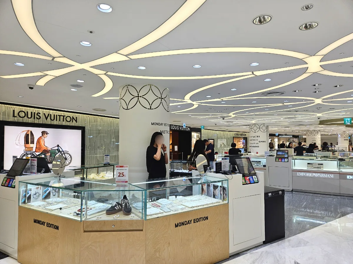 円形照明と宝飾売場
