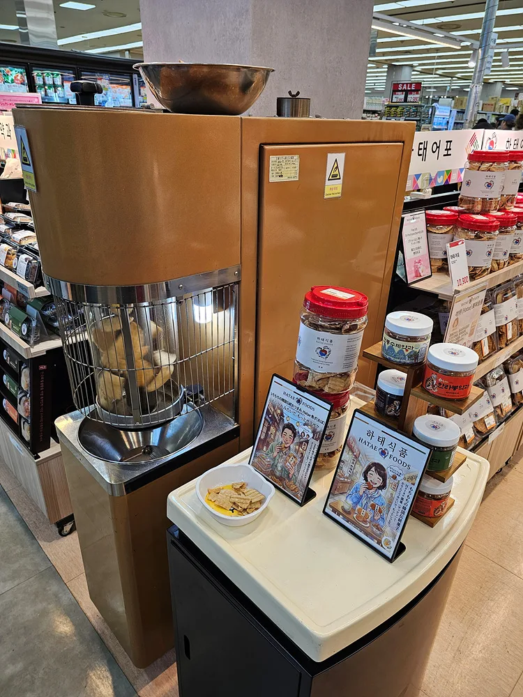 ロッテマート ZETTAPLEX ソウル駅店 — ロースター横の薬菓試食台