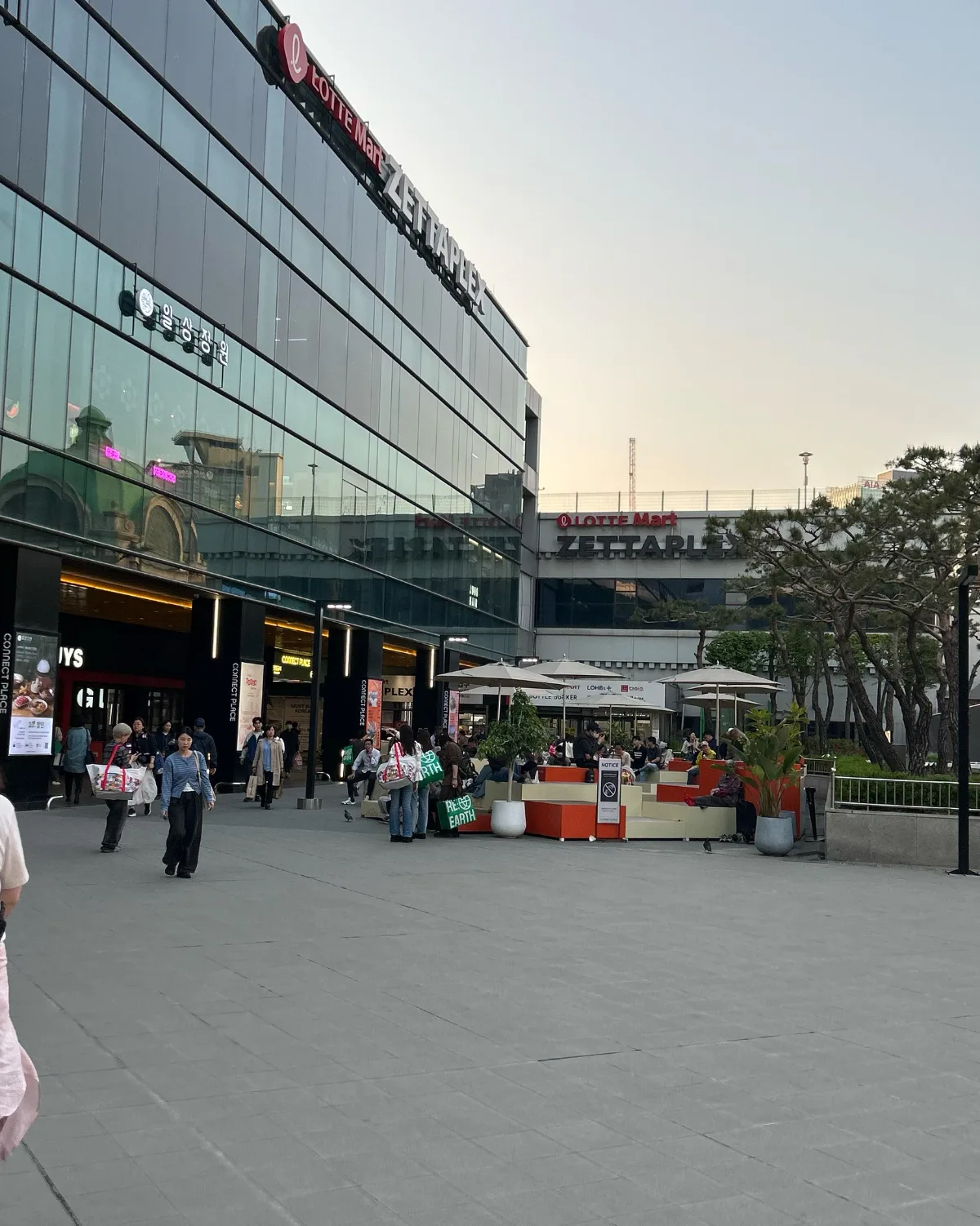 夕暮れの店舗前広場