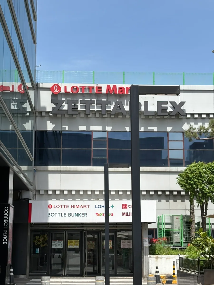 看板を掲げた店舗正面