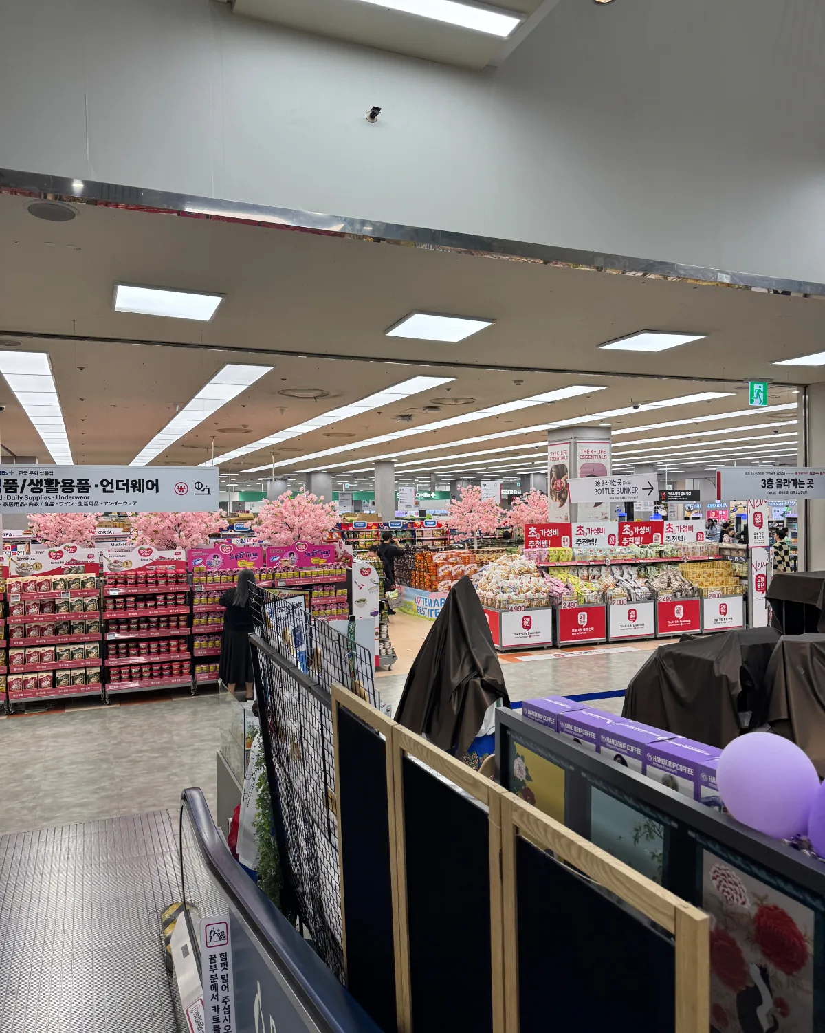 エスカレーター越しの食品売場