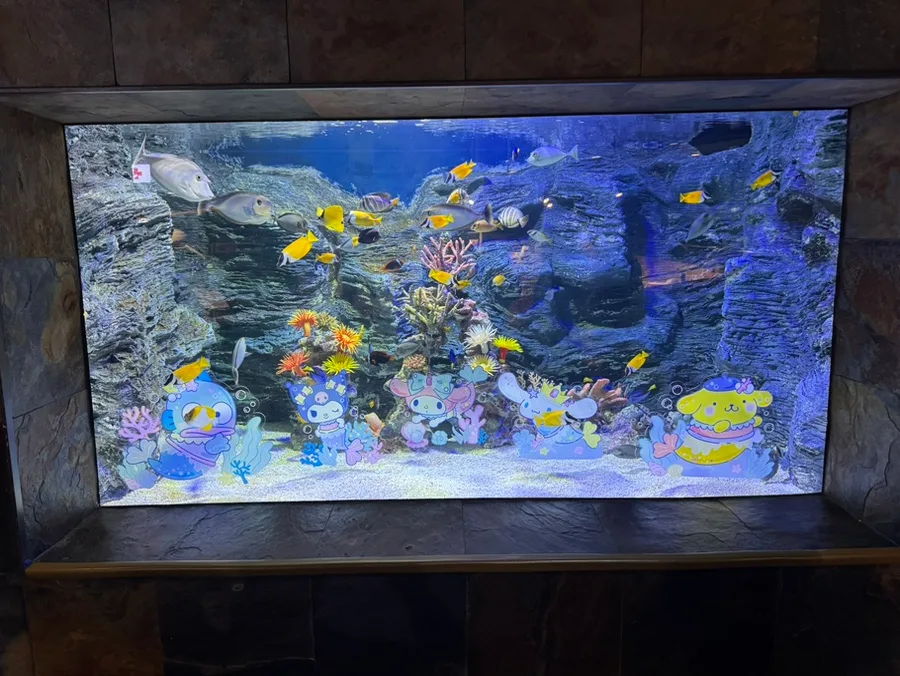 黄色い魚が泳ぐ装飾水槽