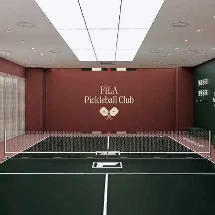 深緑色の屋内ピックルボール場