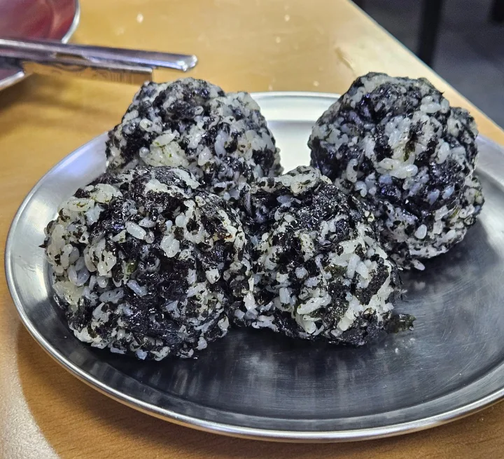 銀皿の四つの海苔おにぎり