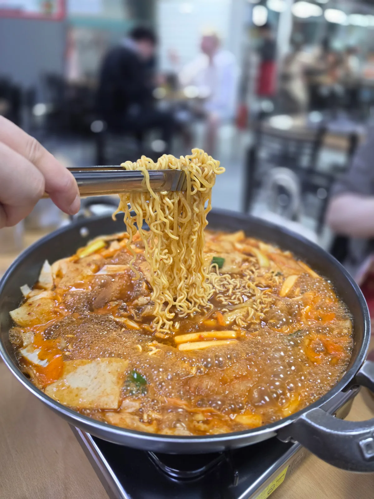 マ・ボンリム ハルモニチッ — トングで持ち上げた煮込み麺