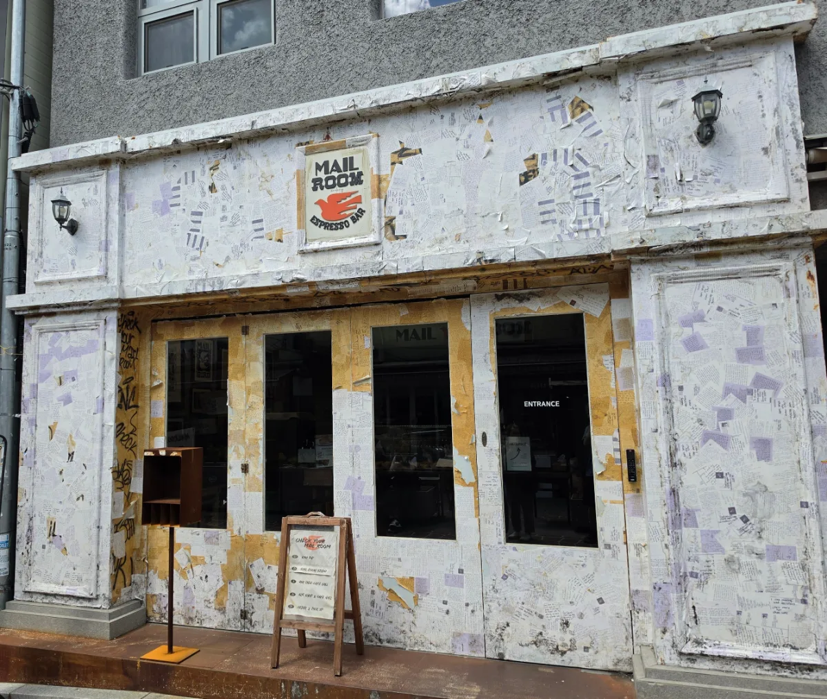 MAIL ROOM 新堂店 — MAIL ROOMの看板がある店先