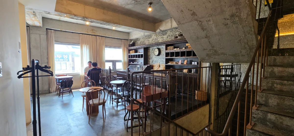 MAIL ROOM 新堂店 — 窓辺の席と木のテーブル