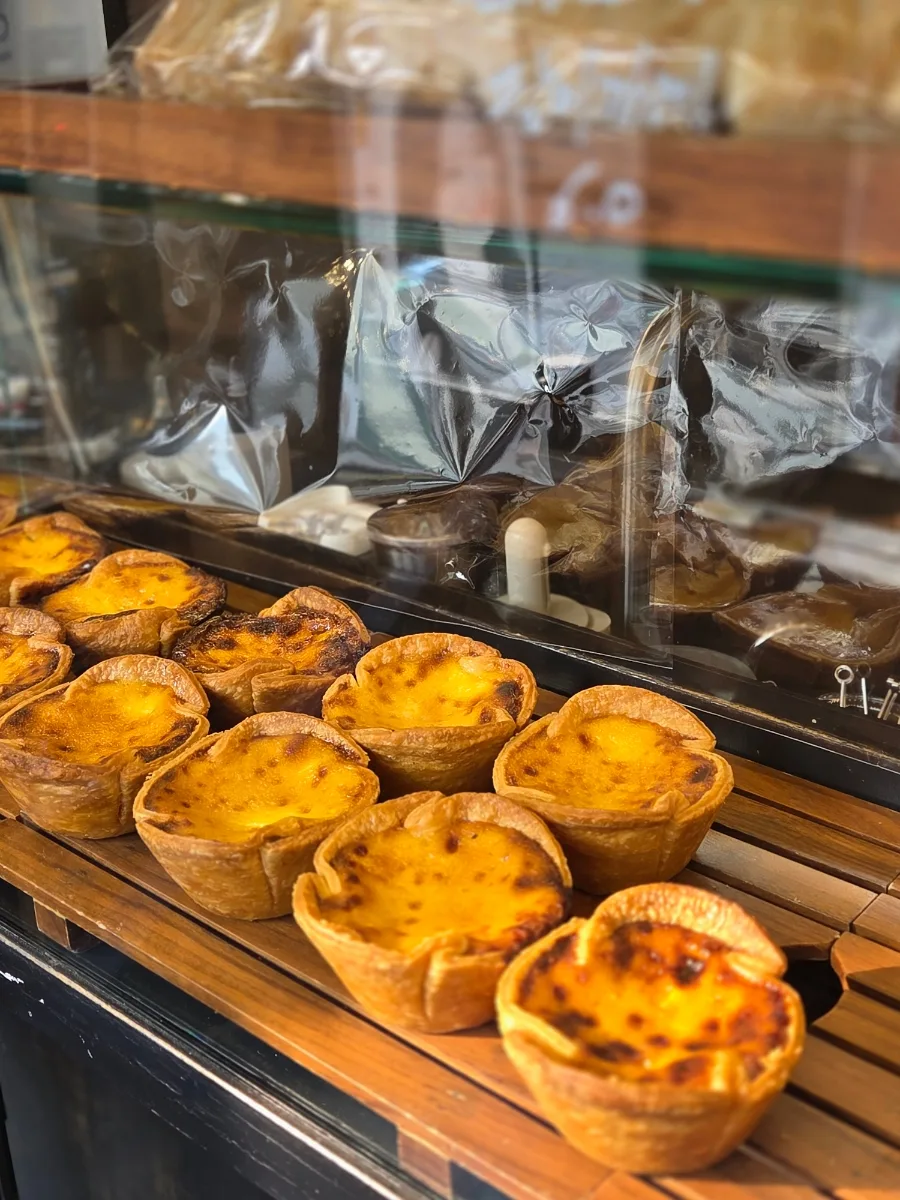 ショーケースに並ぶ塩エッグタルト