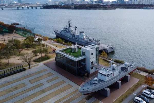 望遠漢江公園 — 漢江岸に並ぶ二隻の艦船