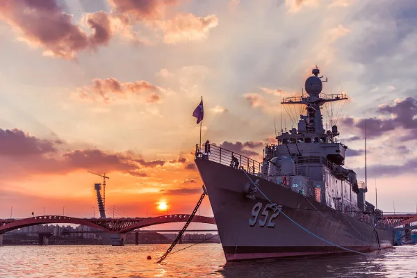 望遠漢江公園 — 夕焼けに浮かぶ艦船