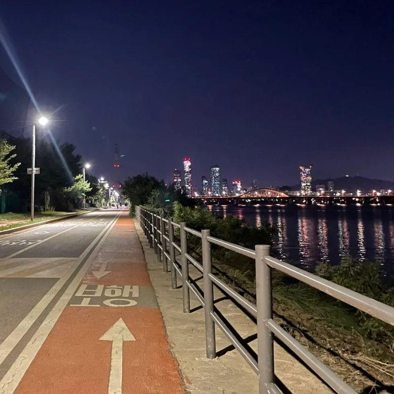 自転車道の先に広がる夜景