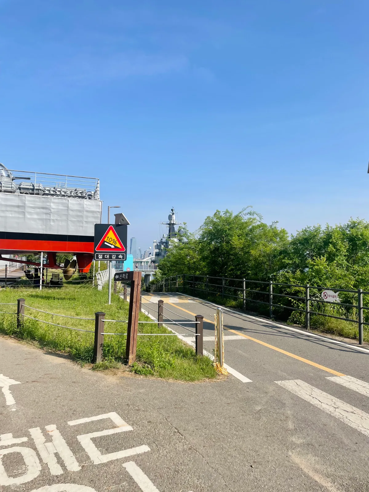 艦船脇を下る散策路