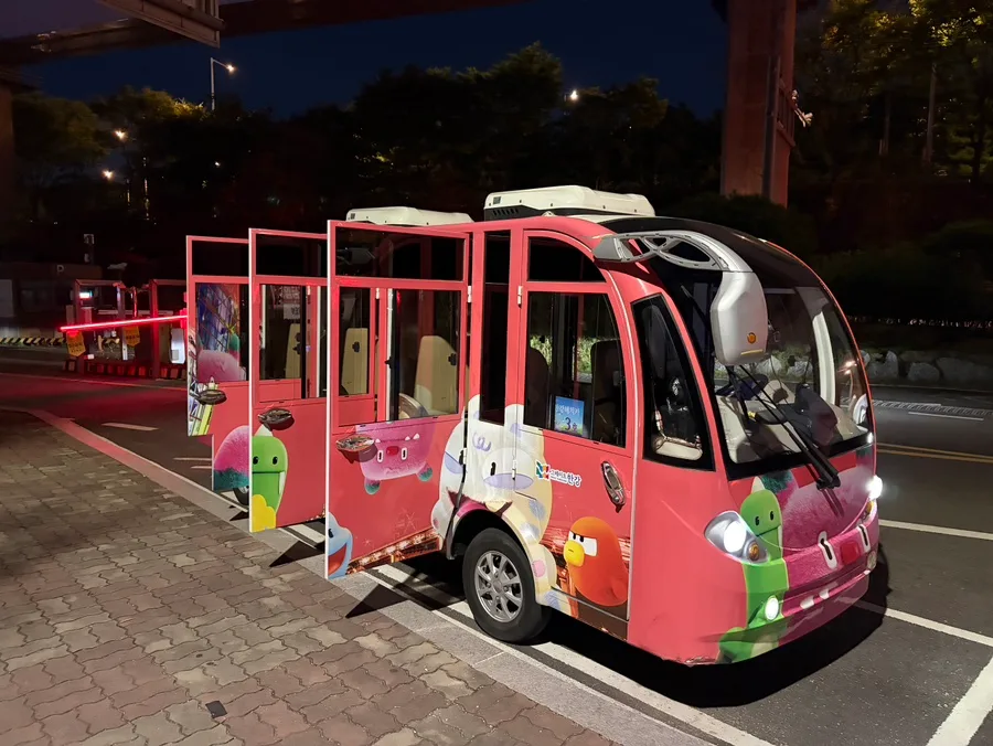 夜道に停まるピンクの車両