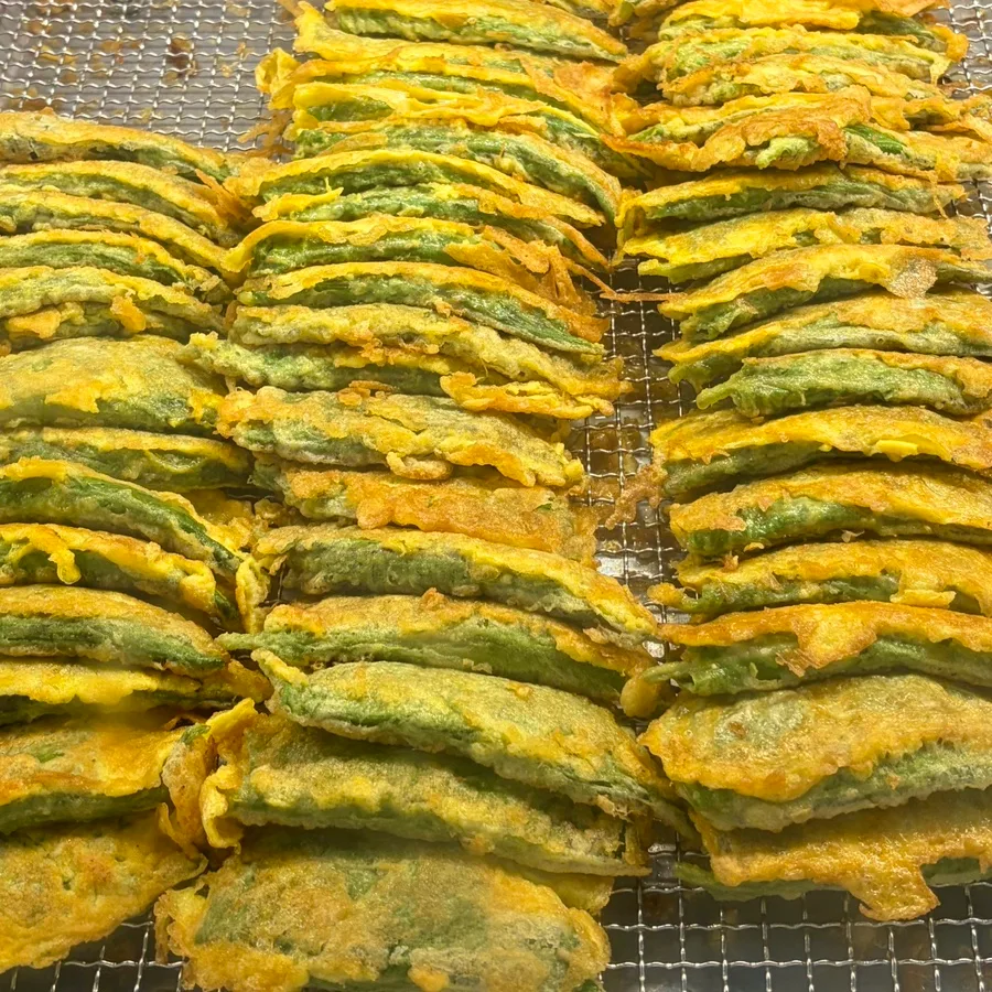 青唐辛子の揚げ物が並ぶ
