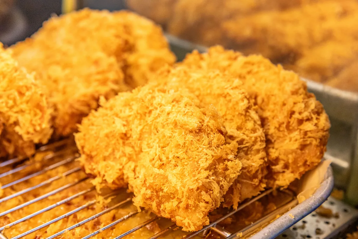 パン粉をまとった揚げたてのコロッケ