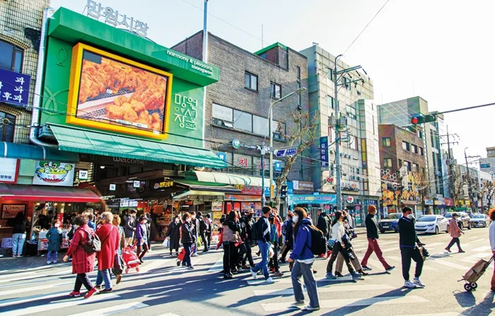 望遠市場 — 横断歩道前の望遠市場入口