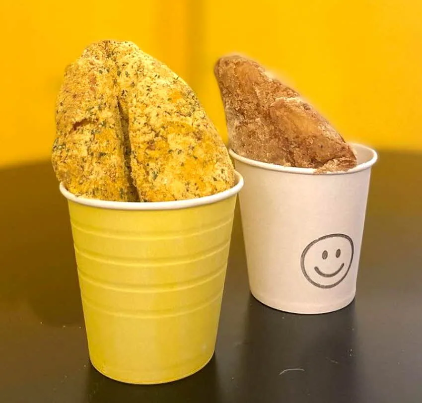 紙カップに入った2種類のホットク