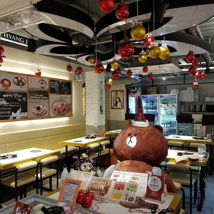 満足五香チョッパル 東大門店 — 黄色いソファ席とクマの飾り