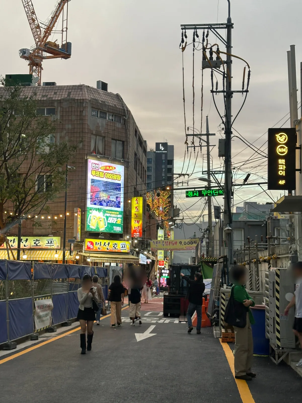 路地奥に見える満船ホフ