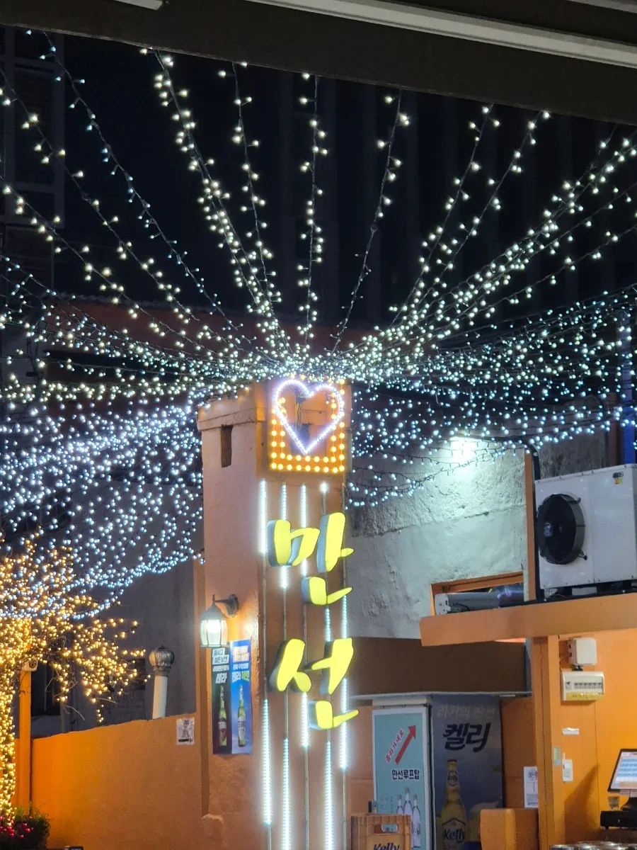 光の天蓋と満船の看板