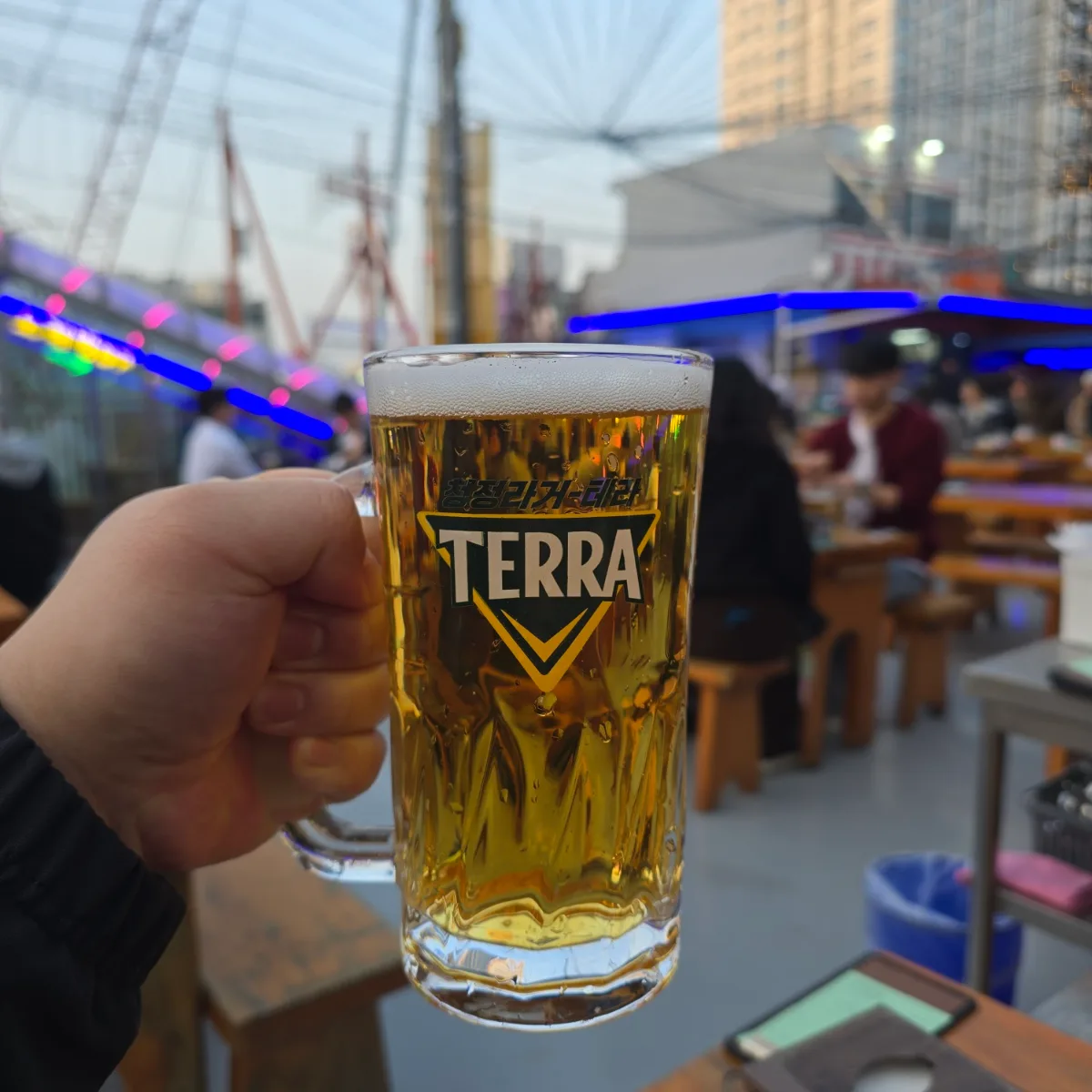 満船HOF 本店 — 屋外席で掲げる生ビール