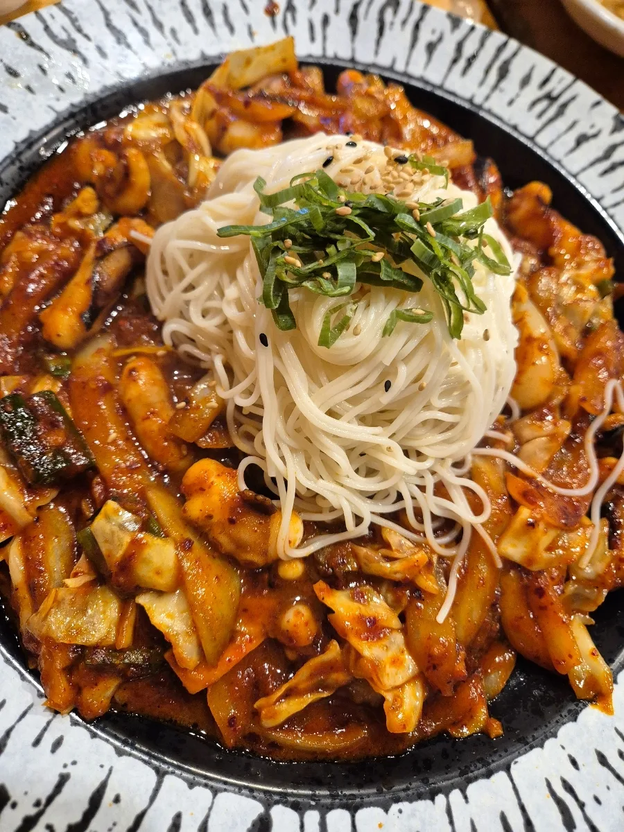 辛味だれの具材と細麺