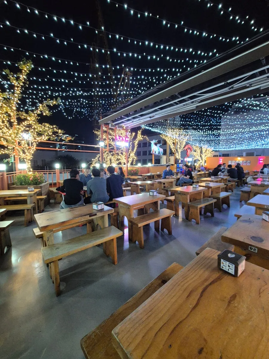 満船HOF 本店 — 電飾に包まれた屋上席