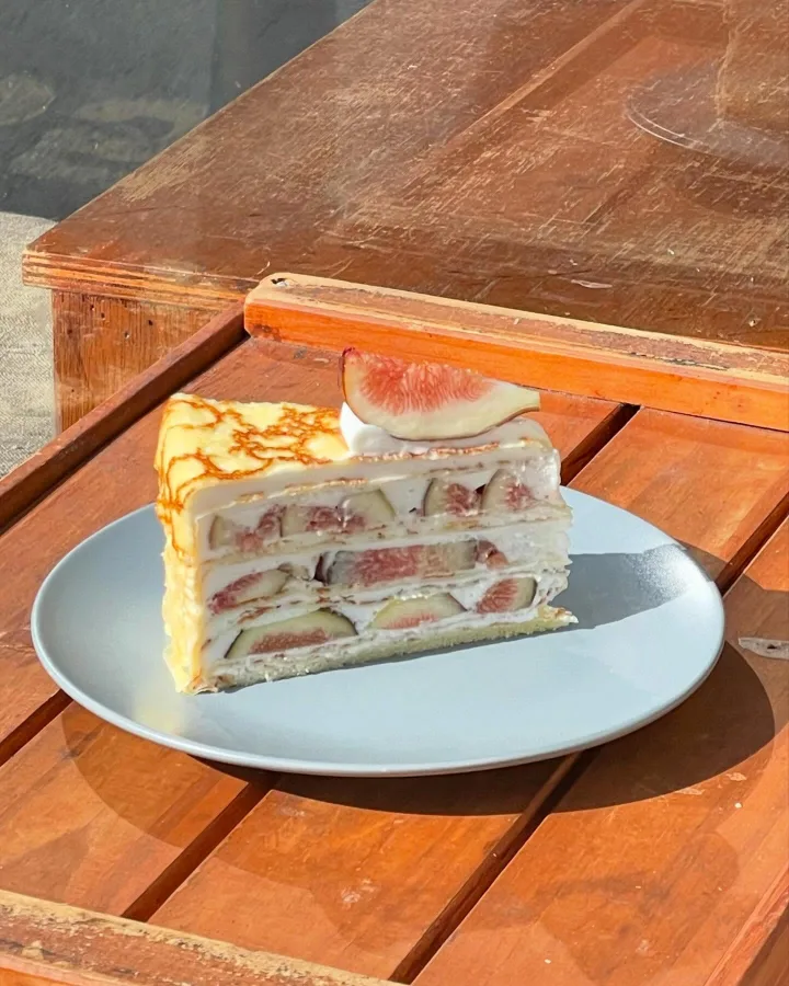 無花果が層に入ったミルクレープ