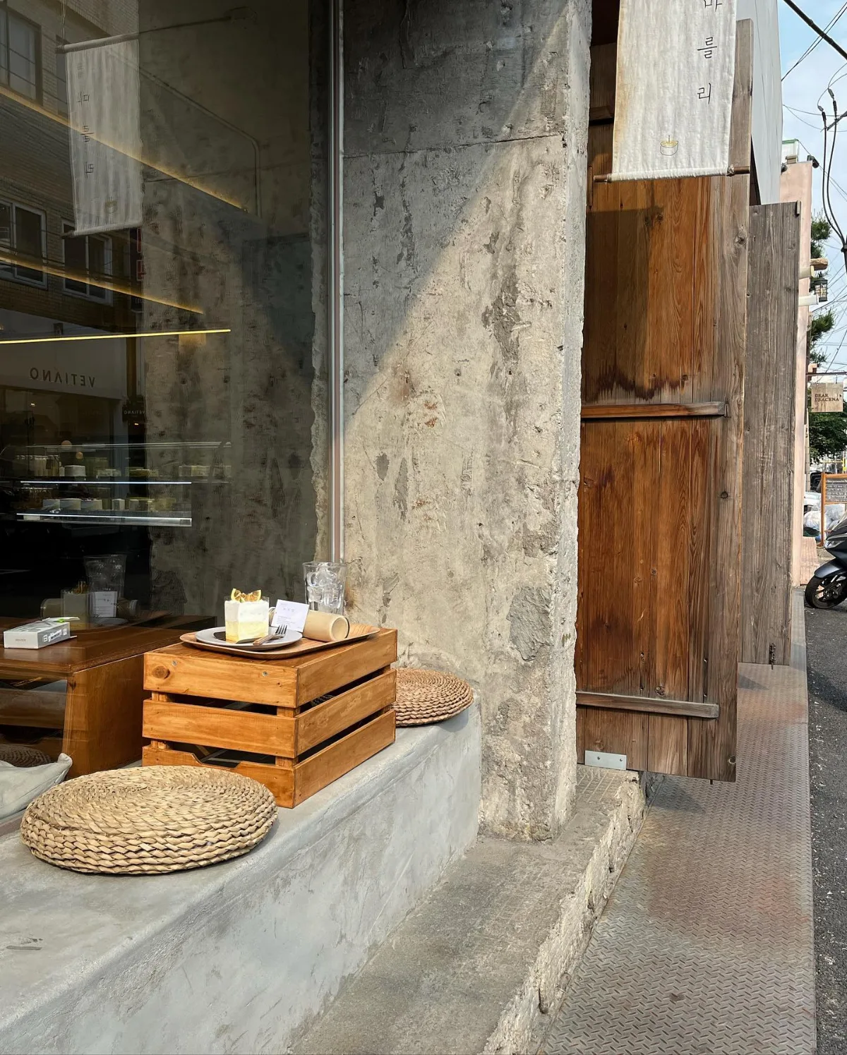 マルリ — 木扉と窓辺の屋外席