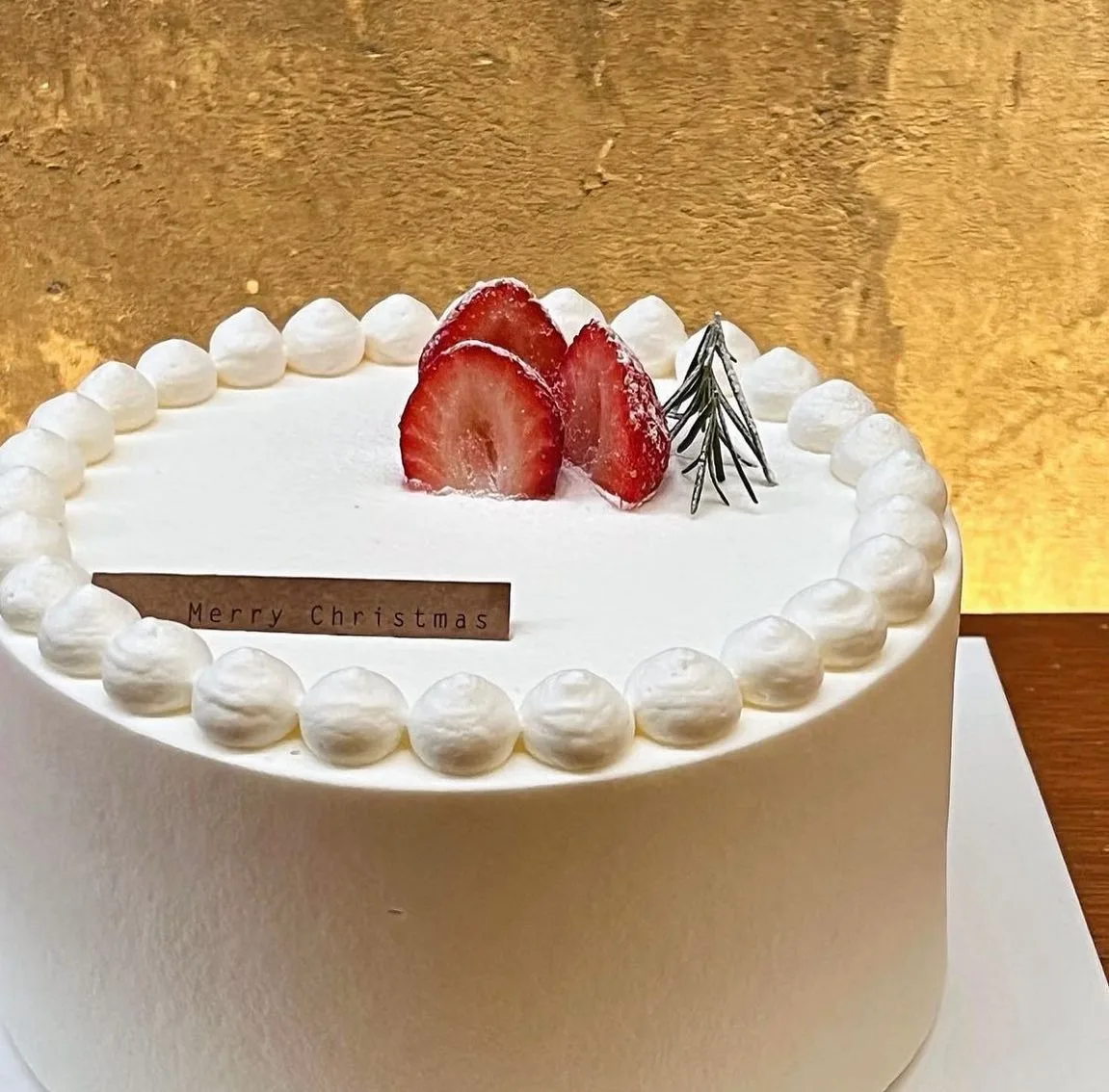 マルリ — 苺を飾った白いホールケーキ