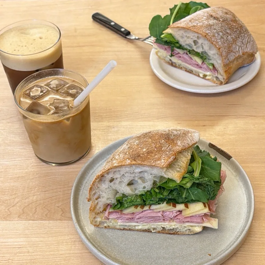サンドイッチと二杯のドリンク