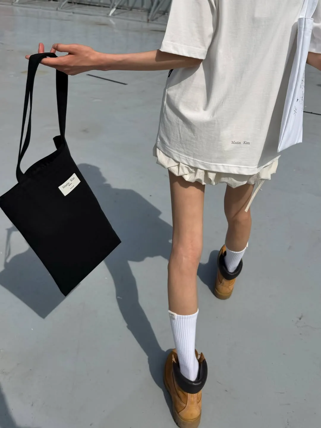 Matin Kim 聖水店 — 白い服と黒いトートバッグ