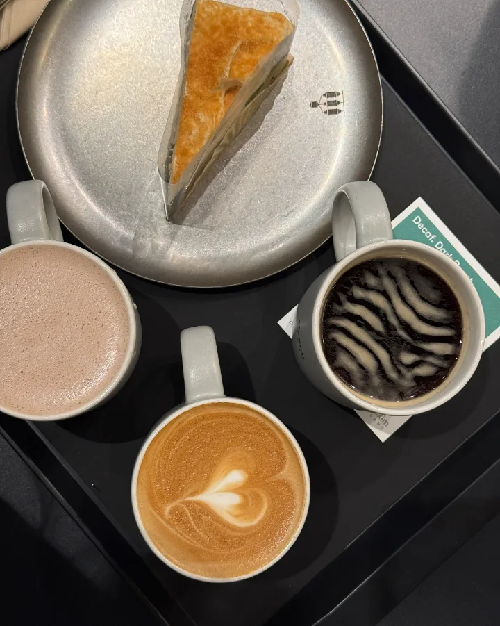 ラテアートの三杯とケーキ