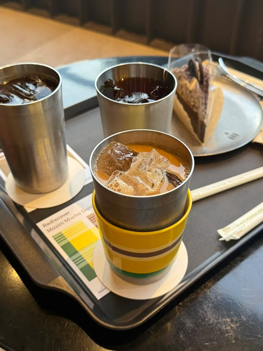 三つの冷たいコーヒーとケーキ