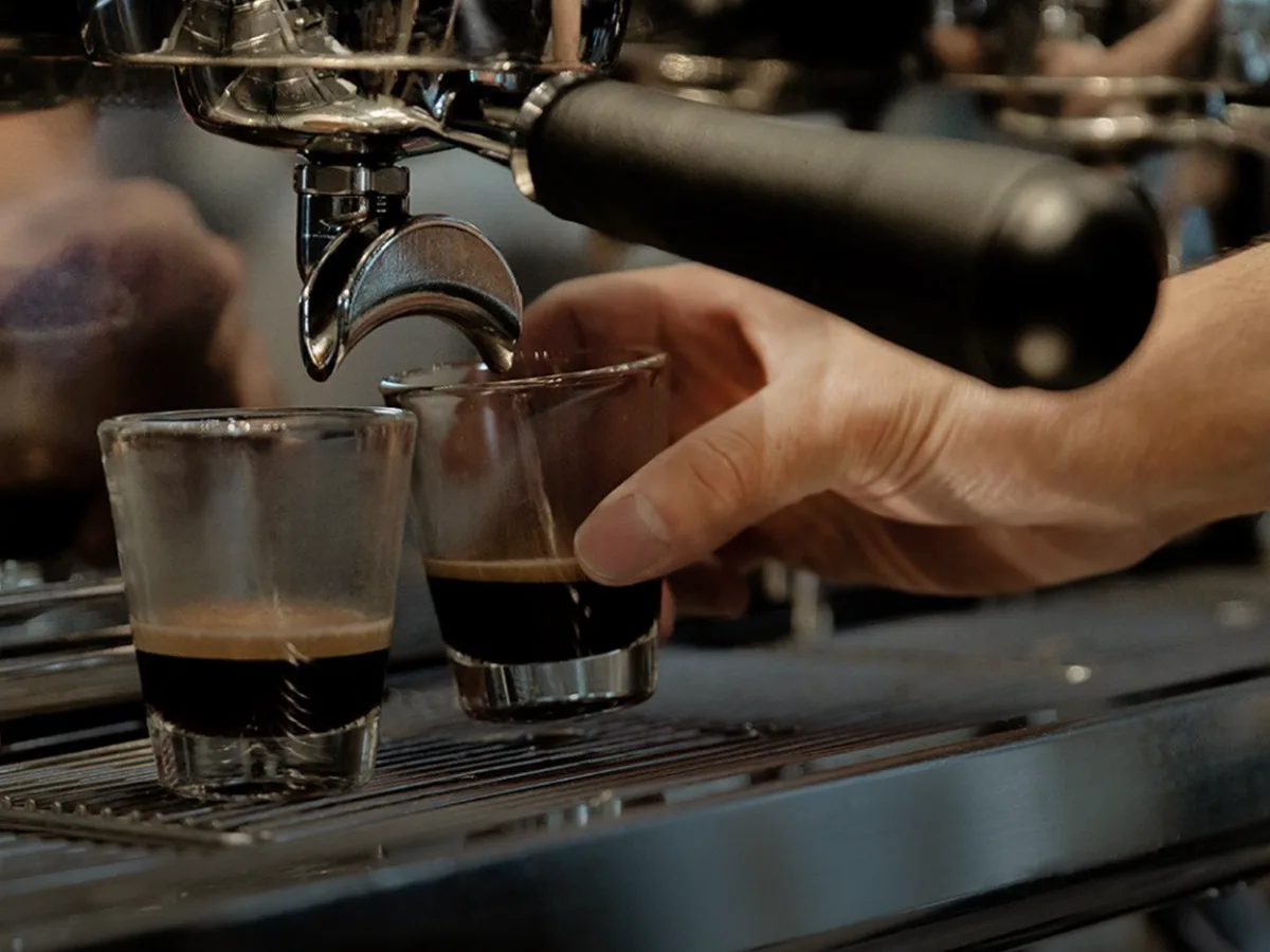 マキシムプラント — 抽出機と二つのコーヒー
