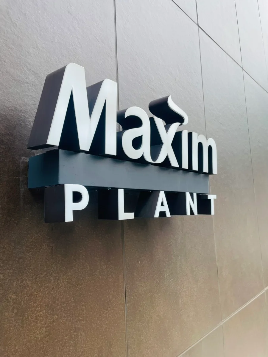 壁面のMaxim Plant看板