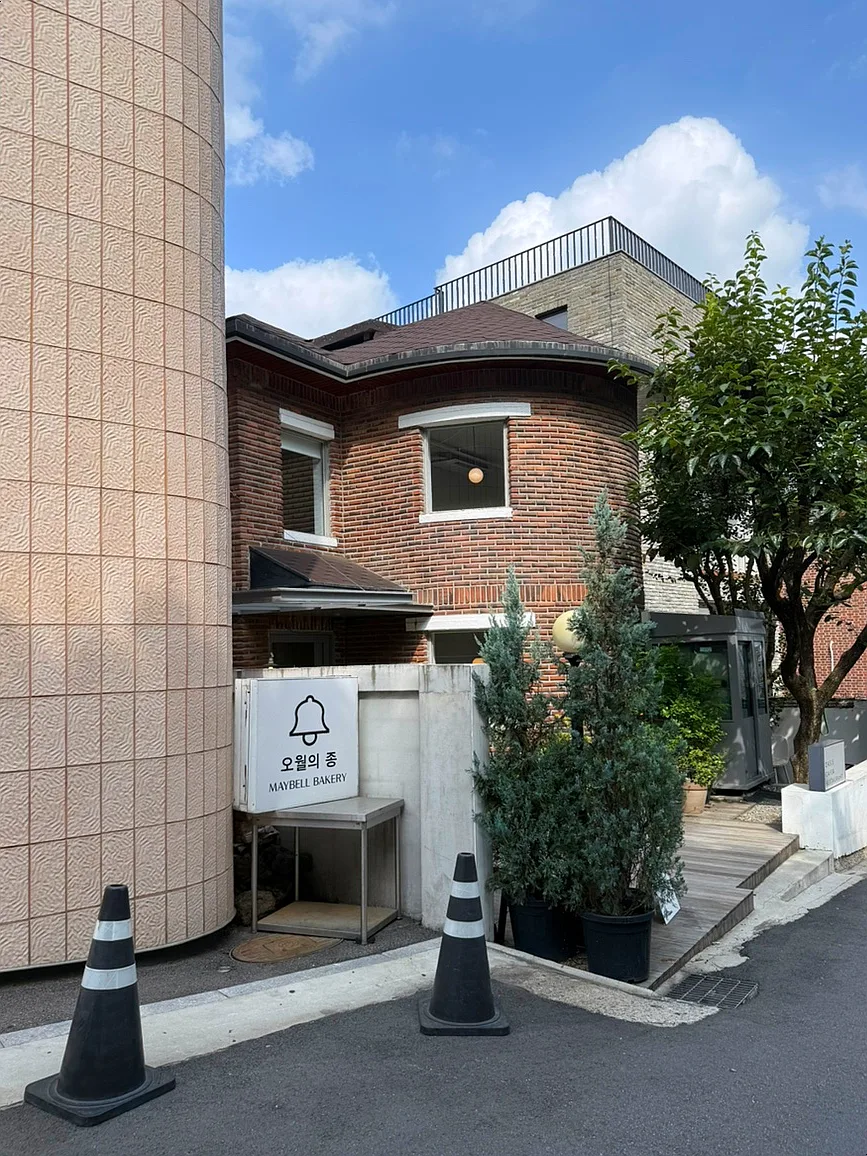 青空に映える赤煉瓦の建物