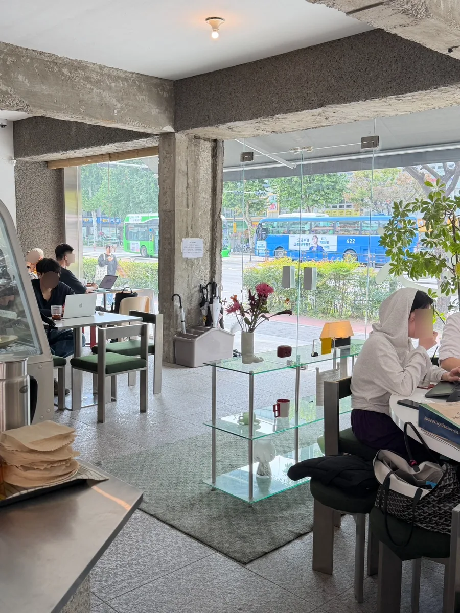 通りを望む窓際の客席