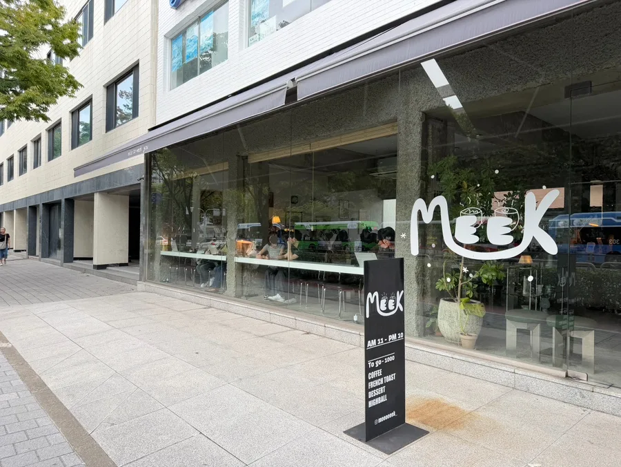 MEEK — ガラス張りのMEEKの店先