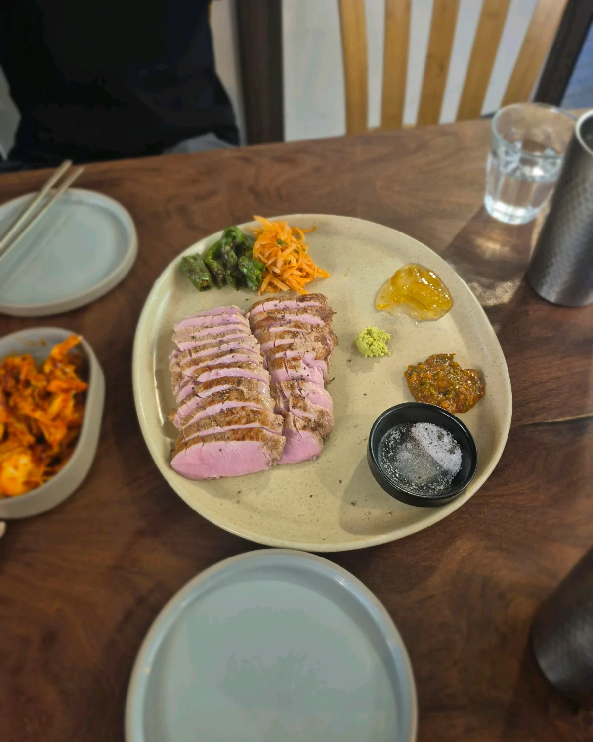 薄桃色のヒレ肉と薬味