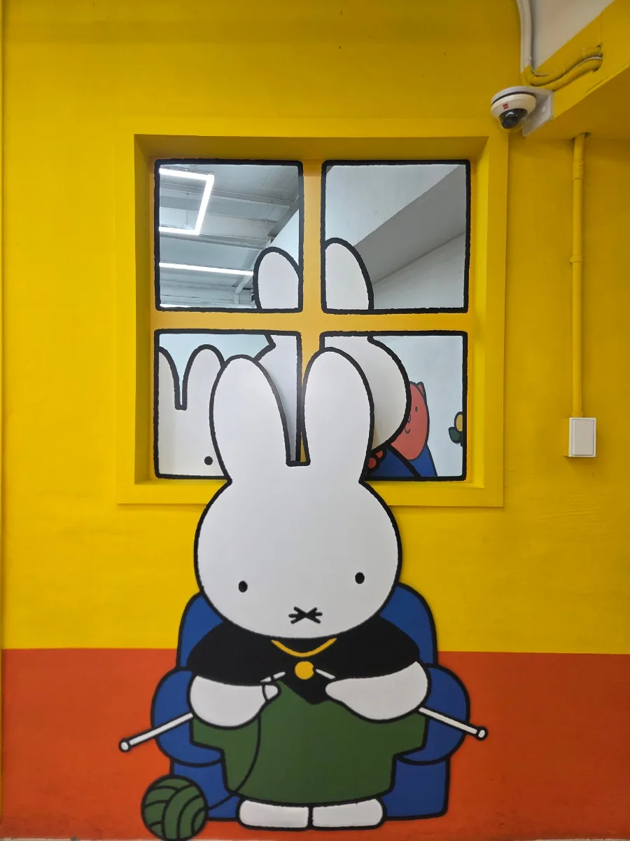 編み物をするミッフィーの壁画