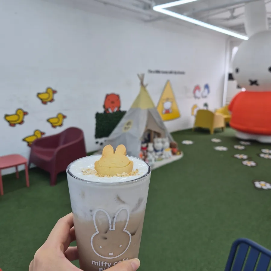 ミッフィーカフェ 釜山店 — うさぎクッキーをのせたアイスドリンク