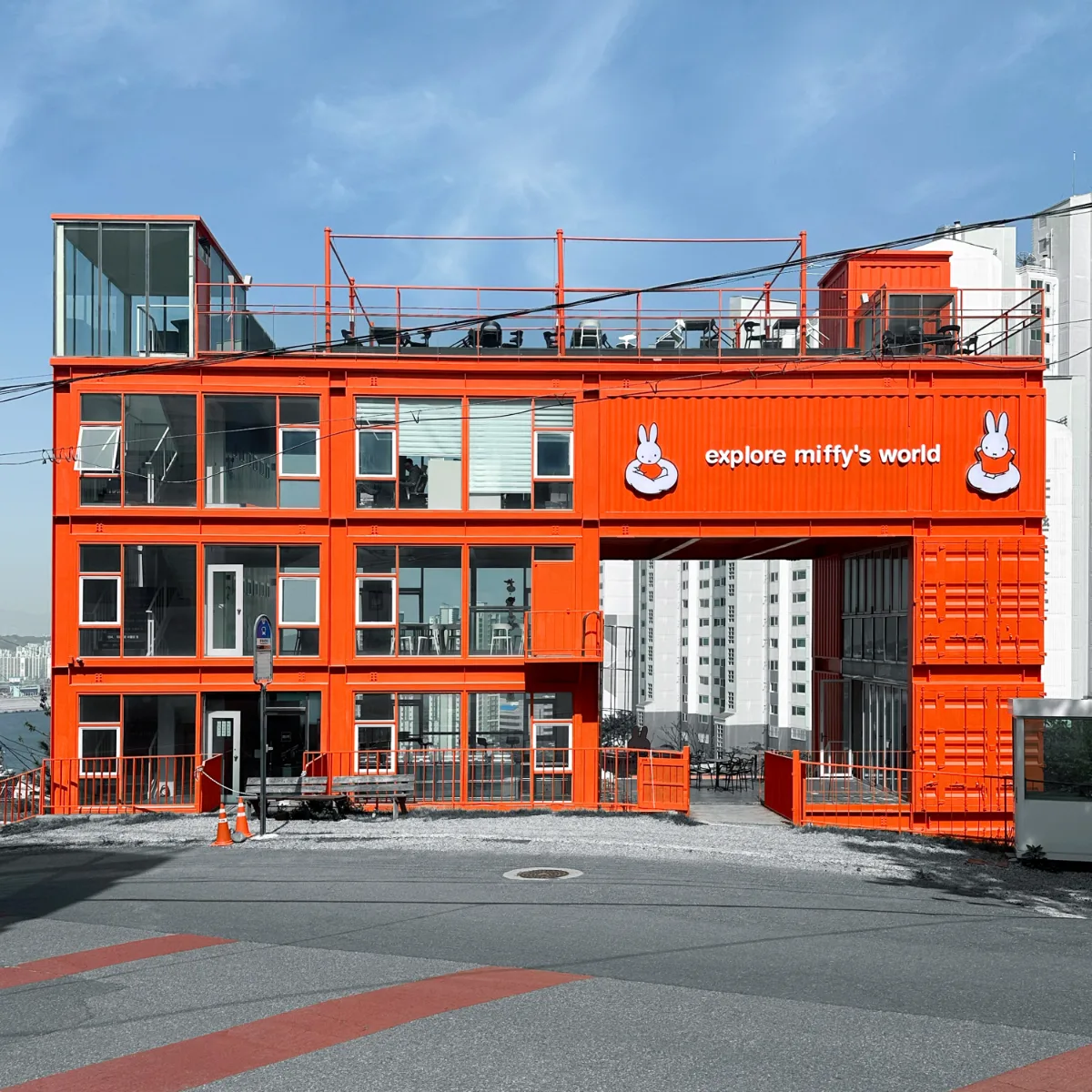 ミッフィーカフェ 釜山店 — 赤いコンテナ造りの建物