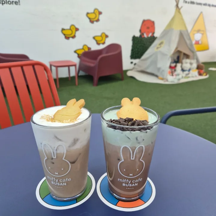 うさぎクッキーを飾った二杯