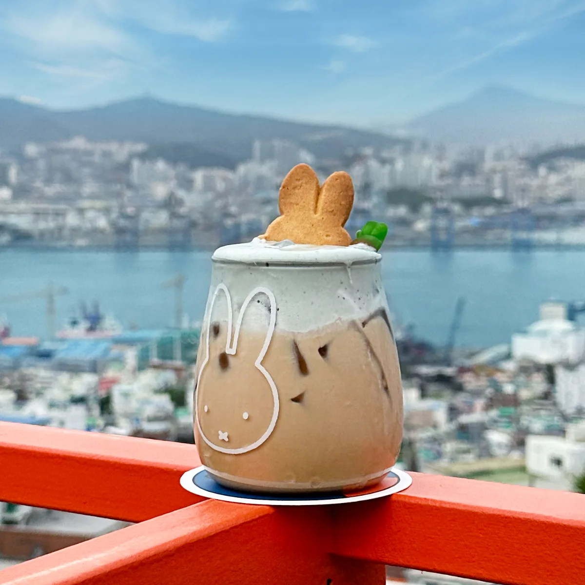街と海を望む兎飾りのラテ