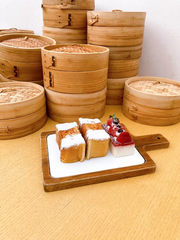いちごを添えた厚切りトースト