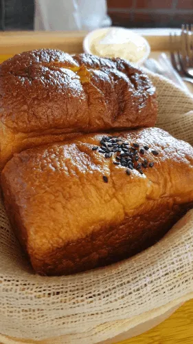 蒸籠に並ぶ二つのパン