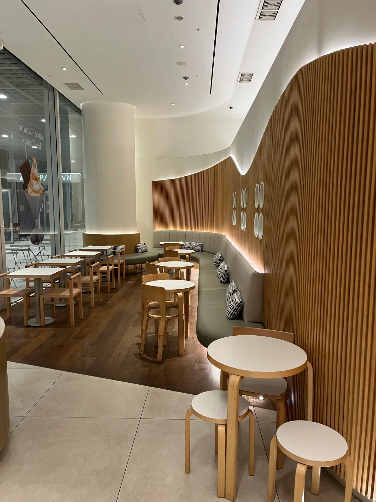 meal° 聖水店 — 木格子と曲線照明の客席