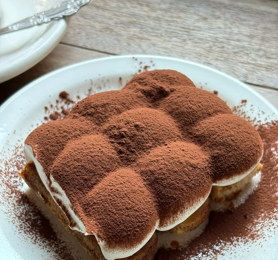 MILESTONE COFFEE 漢南店 — ココアをまぶしたティラミス